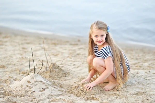 Retrato de niña en una playa de verano — Foto de Stock