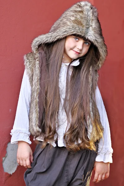 Retrato de uma linda menina da moda — Fotografia de Stock