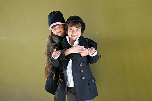 女孩和男孩在秋天的肖像 — 图库照片