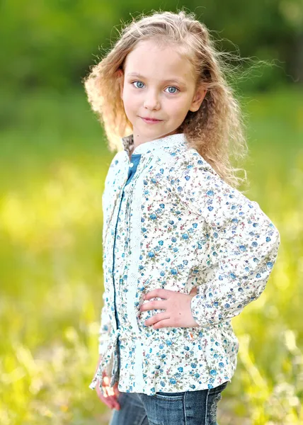 Porträt eines kleinen Mädchens im Sommer — Stockfoto