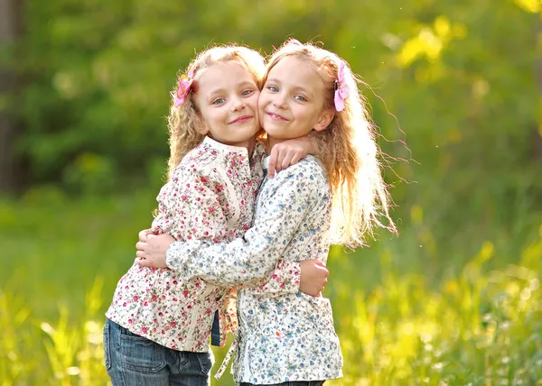 Retrato de duas meninas gêmeas — Fotografia de Stock