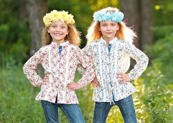 Portret van twee kleine meisjes Tweelingen — Stockfoto