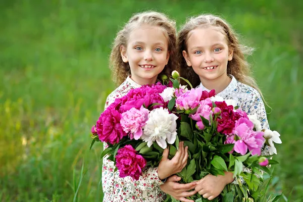 Ritratto di due gemelle bambine — Foto Stock