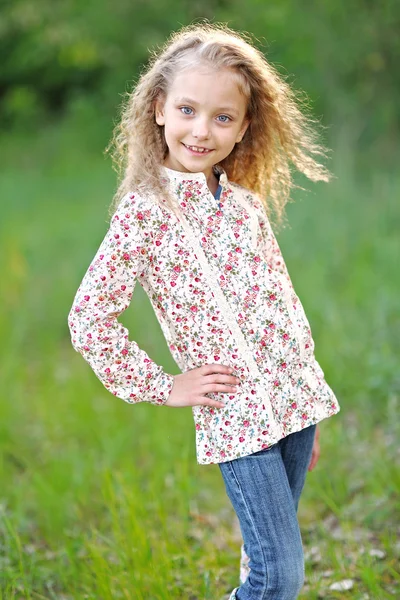 Retrato de niña al aire libre en verano — Foto de Stock