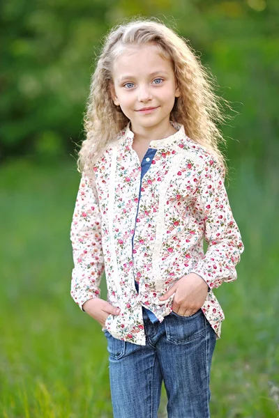 Portret van klein meisje buiten in de zomer — Stockfoto