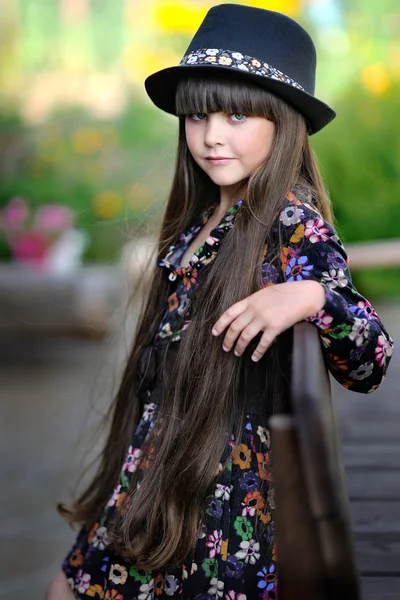 Portrait d'une belle petite fille de mode — Photo
