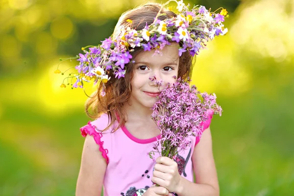 Ritratto di bambina all'aperto in estate — Foto Stock