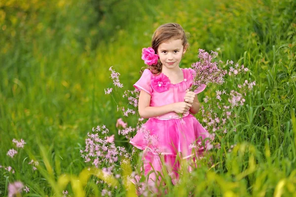 Portrait de petite fille en plein air en été — Photo