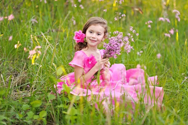 夏の屋外での少女の肖像画 — ストック写真