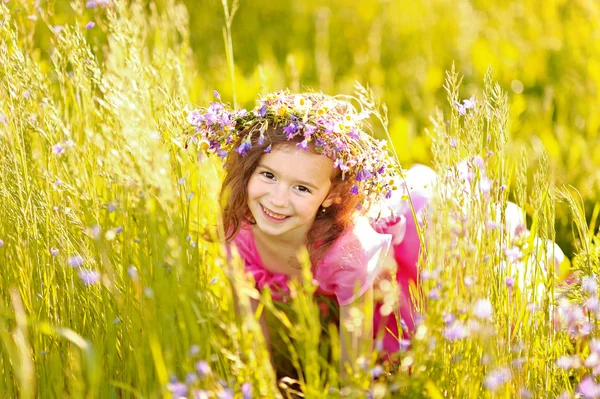 Portrait of little girl outdoors in summer — Stock Photo, Image