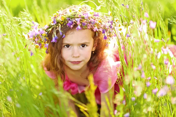 Portrait de petite fille en plein air en été — Photo