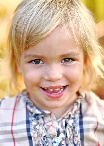 Portret van klein meisje buiten in de zomer — Stockfoto