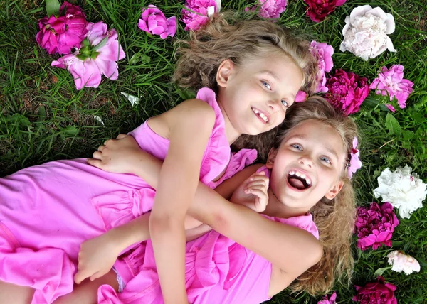 Retrato de duas meninas gêmeas — Fotografia de Stock