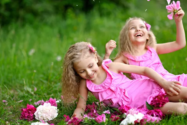 Portret van twee kleine meisjes Tweelingen — Stockfoto