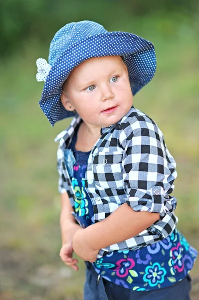 Portrait de petite fille en plein air en été — Photo