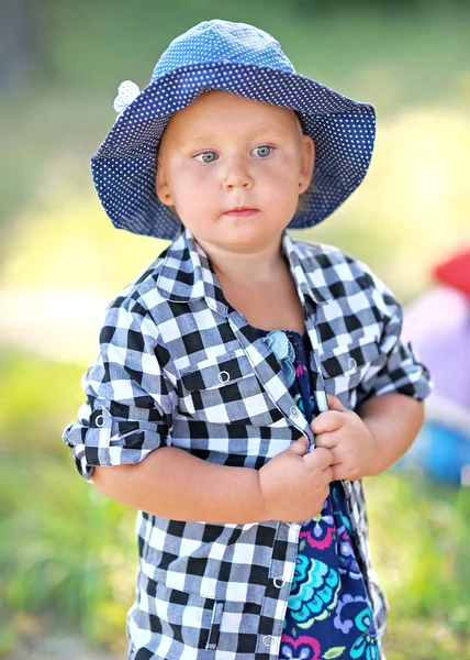 Portret dziewczynki na świeżym powietrzu w lecie — Zdjęcie stockowe