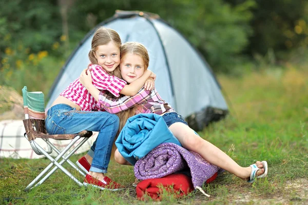 Portrét malých dětí na camping holiday — Stock fotografie