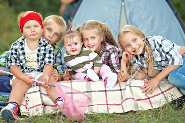 Portret van jonge kinderen op een camping vakantie — Stockfoto