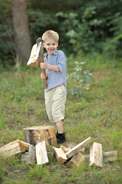 Porträtt av en pojke på semester i sommarläger — Stockfoto