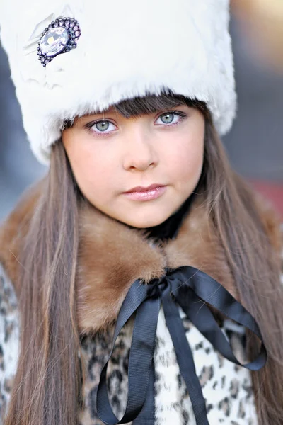 Retrato de una niña pequeña con abrigo de piel —  Fotos de Stock