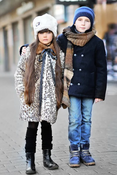 Porträt eines Mädchens und eines Jungen im Herbst — Stockfoto