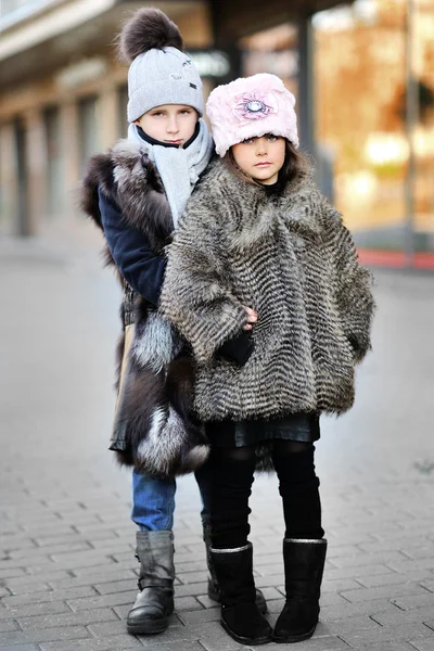 Porträt eines Mädchens und eines Jungen im Herbst — Stockfoto