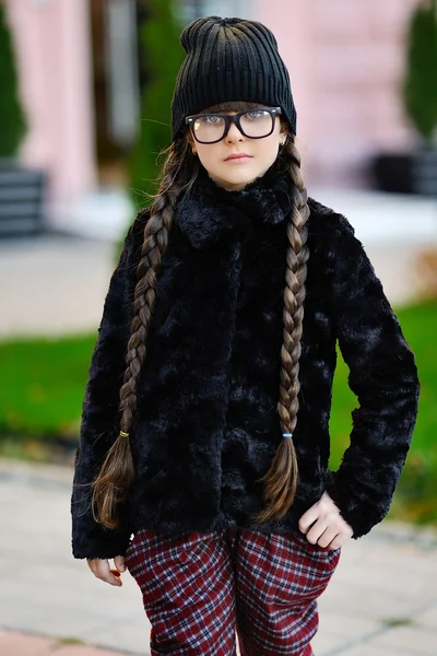 Πορτρέτο του ένα μικρό κορίτσι σε ένα γούνινο παλτό — Φωτογραφία Αρχείου