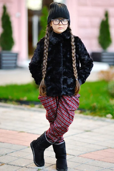 Portrait d'une petite fille en manteau de fourrure — Photo