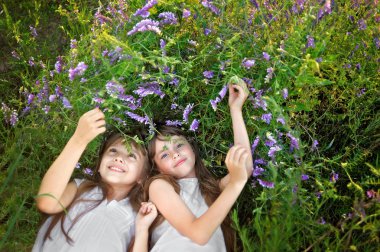 çiçekli iki genç kız portresi