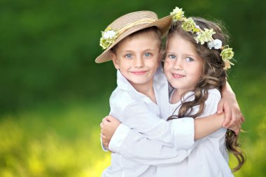 bir oğlan ve kız yaz aylarında portre