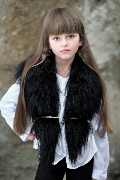 Retrato de niña al aire libre en otoño — Foto de Stock