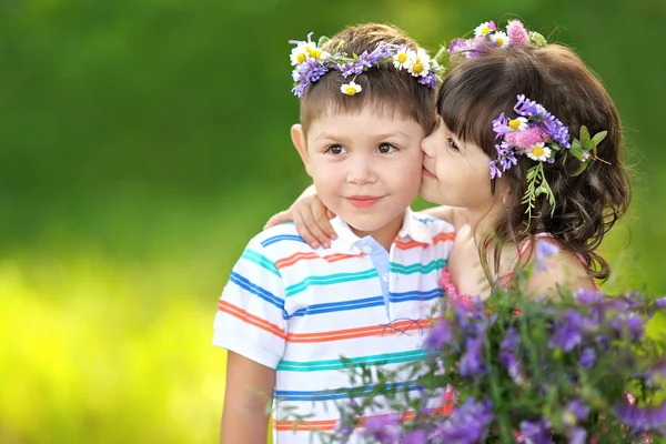 Retrato de un niño y una niña en verano —  Fotos de Stock