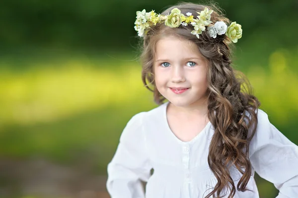 Portret van klein meisje buiten in de zomer — Stockfoto