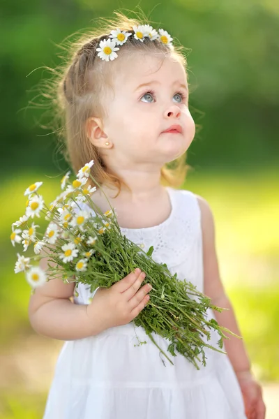 Retrato de niña al aire libre en verano —  Fotos de Stock