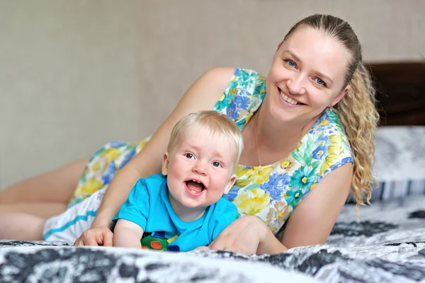一位幸福的母亲和婴儿的肖像 — 图库照片