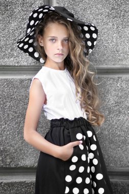 Yazın açık havada küçük bir kızın portresi.