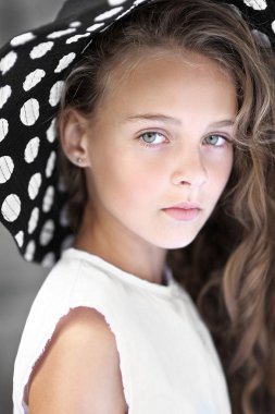 Yazın açık havada küçük bir kızın portresi.