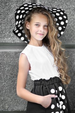 Yazın açık havada küçük bir kızın portresi.