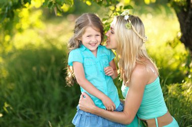 Anne ve kızı doğa portresi