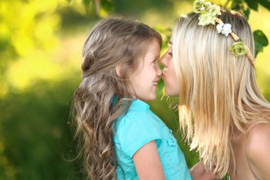 Anne ve kızı doğa portresi