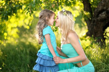 Anne ve kızı doğa portresi