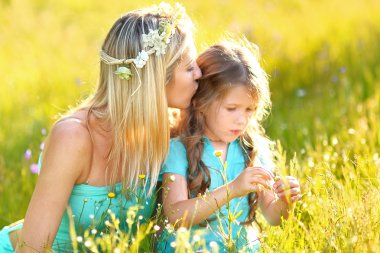 Anne ve kızı doğa portresi