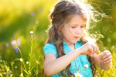 Yazın açık havada küçük bir kızın portresi.