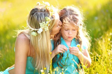 Anne ve kızı doğa portresi