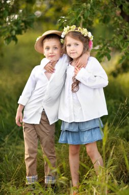 bir oğlan ve kız yaz aylarında portre