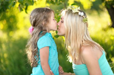 Anne ve kızı doğa portresi