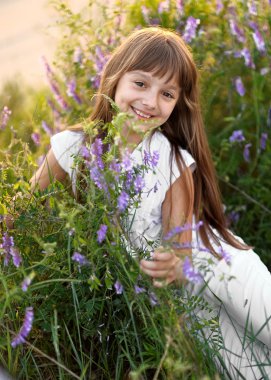 Yazın açık havada küçük bir kızın portresi.