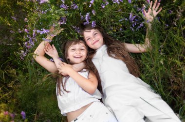 çiçekli iki genç kız portresi