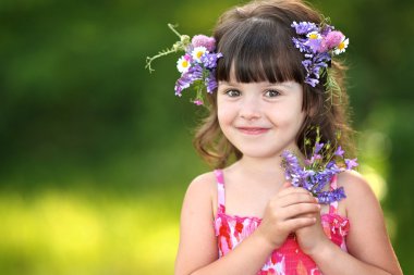 Yazın açık havada küçük bir kızın portresi.