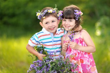 bir oğlan ve kız yaz aylarında portre